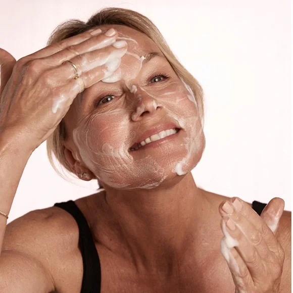 ✨ JLO BEAUTY THAT HIT SINGLE® GEL CREAM CLEANSER - Picture 6 of 8